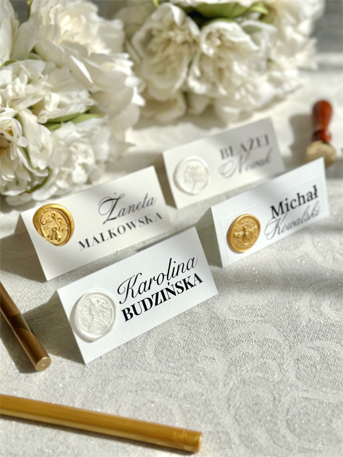 Winietka ślubna z elegancką pieczęcią lakową stojąca