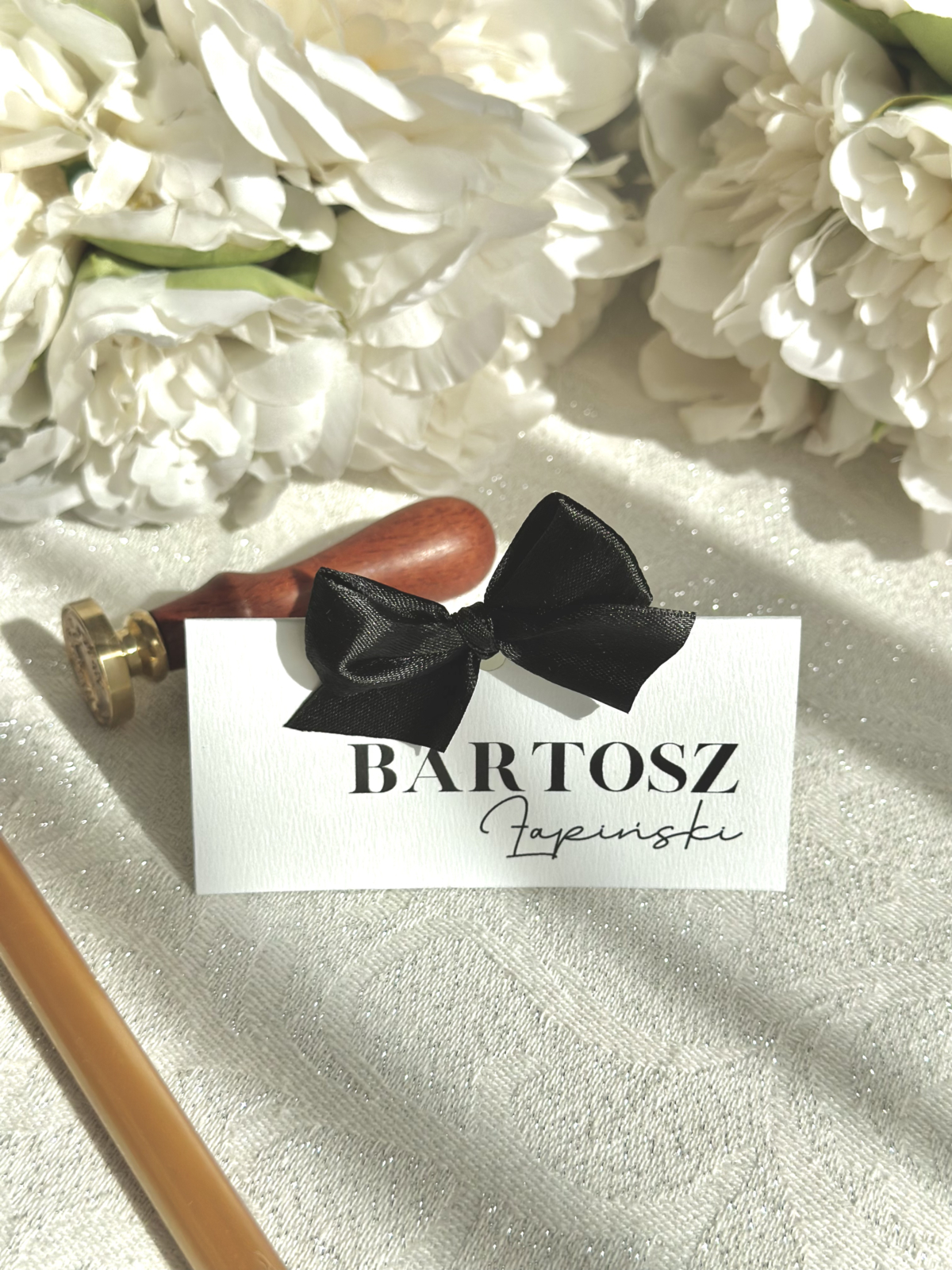 Winietki ślubne stojące z satynową kokardą